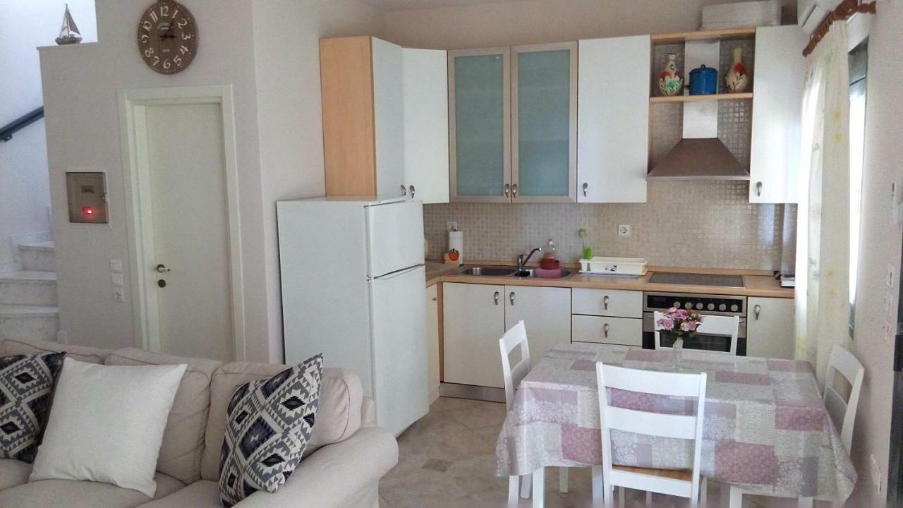 Cute Maisonette No2 On Coastal Sidewalk Nikiti  Bagian luar foto